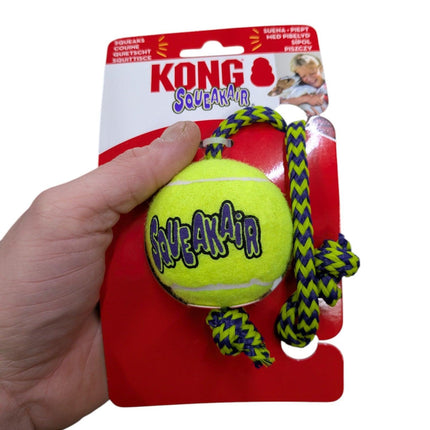 Kong Squeakair-boll med rep gul/blå - Tennisboll, apportboll och pipleksak i ett